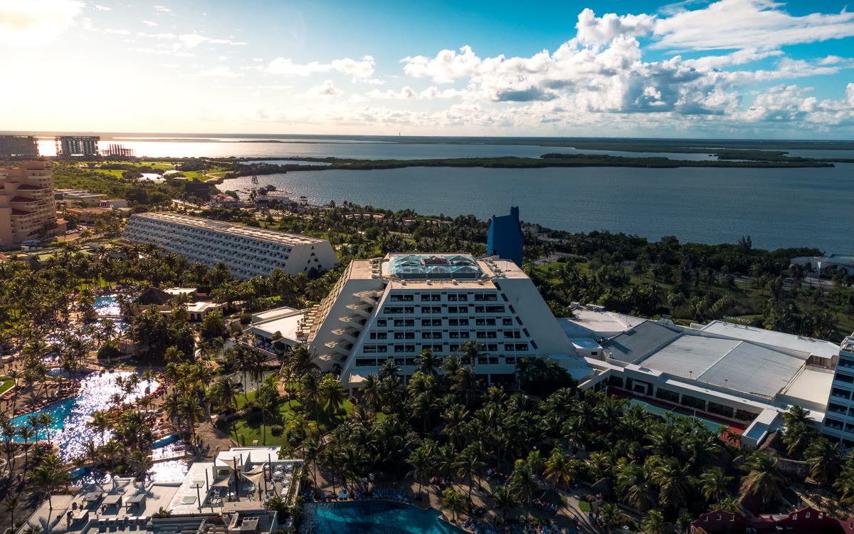Aerial view of the Cancún coast and turquoise water.