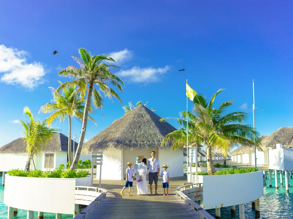 Generic luxury-family resort atmosphere.